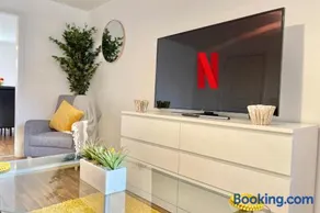 Canalview Villa - Family & Workers Nest, Free Driveway Parking, Superfast WiFi, Free Netflix, Large Private Garden - Image 5