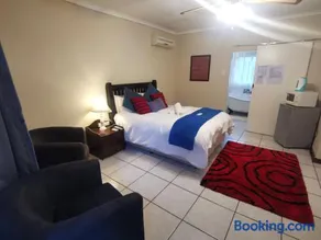 Harties Double Bed studio - Kitchenette Hartbeespoort dam - Image 2
