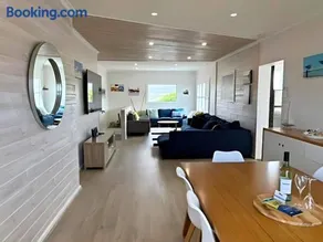 Stones Throw to Beach & Chiton Surf Club - Image 2