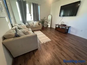 Modern Stay Savannah Near Airport & Downtown - Image 1