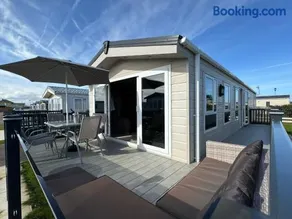 Golden Palm Resort - The Cambridge Deluxe - Coastal Caravan Breaks - Image 1