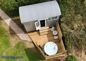Shepherds hut with Hot Tub pet friendly - Image 4