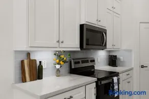 2023 Modern 3BR Fast WiFi Workspace Pet-friendly Garage Yard - Image 4