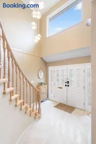 Spacious Family Retreat Central to YVR and Downtown - Image 2