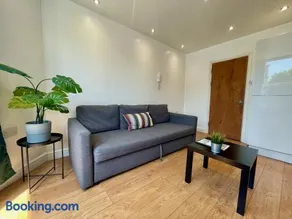 Relax in a modern Cardiff home by the City Centre & Bute Park - Free Parking - Image 3