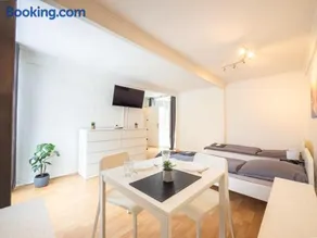 Monteurwohnung-mit-Terrasse-fuer-7-Personen-WLAN-TV-Kueche-Ahrensburg-Naehe-Hamburg-AGRP1204 - Image 1