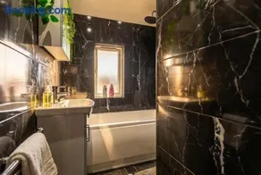 Spacious 3-Bed Home for 8 | Free Parking & Garden - Image 2