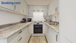 Spacious three bedroom apartment with Valley views - Image 3