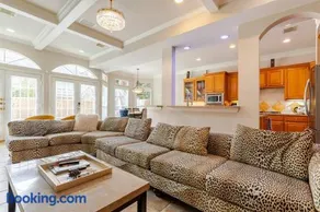 INSPERIT Home at Galleria with heated pool spa - Image 4