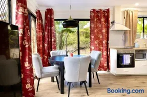 Quiet 2 Bedroom Daisy Hill Home with Garden Views, Parking, Internet - Image 2