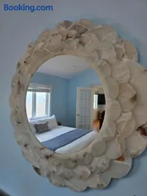Hunts Point Rustic Coastal Retreat Deluxe Suite - Image 3