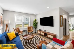 Sleeps 14 10 Min to Washington DC Free Parking - Image 1