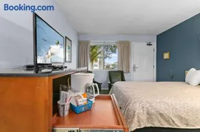Pet-Friendly Hotel Room for 4 - Pool and Hot Tub - Image 2