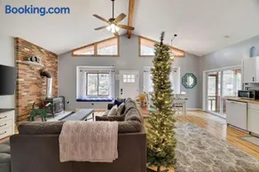 Premier Cozy Cabin - Free Amenities & Comm Indoor Pools - Image 1