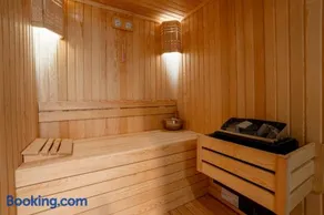Luxury Villa Heated Pool & Spa - Image 3