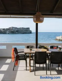 Beach front apartment with swimming pool - Image 2