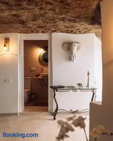 Cueva Thalia - luxury cave with heated indoor pool and garden - Image 2