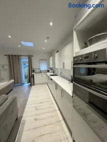 Luxury Studio Flat with garden - Image 3