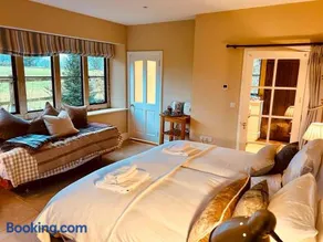 Hill House - 2 Bed Guest Suite by Maison Pro - Image 4
