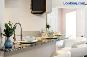 Upscale City Apartment with Pool , Fitness Center - Image 3