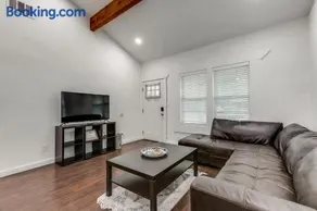 8 mins to Riverwalk, fenced backyard, pets allowed, king bed - Image 4