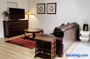 Gorgeous 2 Bedrooms Suite Private entrance with patio-Free Parking - Image 3