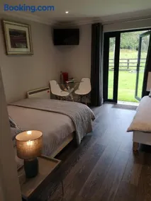 Tudor Lodge Guest Accommodation - Image 4