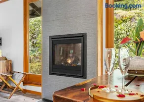Volcano Tea House Cottage-SpaBath-HotTub-FirePlace - Image 4