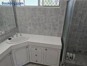 Room in a farm house near Kelmscott Train Station - Image 4