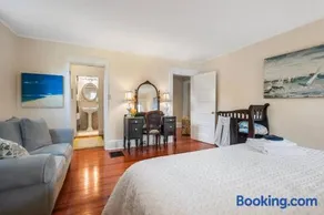 Spacious Historic Manor, Horse-Friendly - Image 4