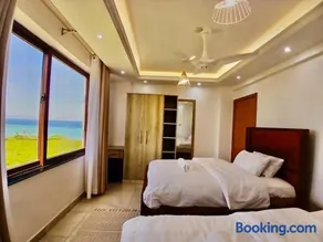 Salwa Oceanfront Apartment - Image 1