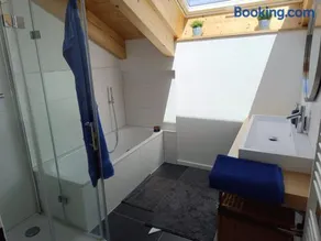 Apartment unterm Dach mit kleinem Seeblick - Image 3