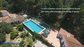 Bedroom with private bathroom and Two Bedroom Family Suite in quiet forest country house 80m2 large swimming pool music town Lliria The garden and swimmingpool and garden are shared - Image 4