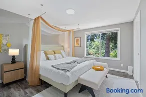 Chic Kirkland Home Overlooking Windsor Vista Park - Image 2