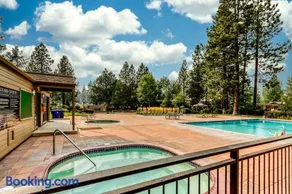 Beautiful Bend home with shared pools & hot tubs & free WiFi - close to hikes - Image 3