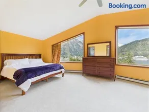Juneau Escape Ocean Views, Deck & Soaking Tub - Image 4