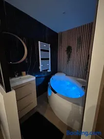 T4 jolie vue avec jaccuzzi - Image 4