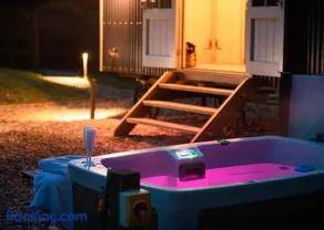 Nutkins Luxury Shepherd Hut with hot tub close to Lyme Regis - Image 3