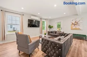 Spacious 5BR House with King Beds in Prime Location - Image 5