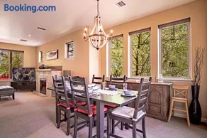 Sweetwater Retreat - Pet Friendly! - Image 3