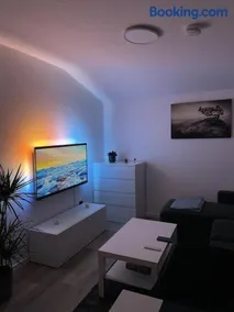 Modern Comfort in Central Hamburg 3 Room Apartment - Image 1