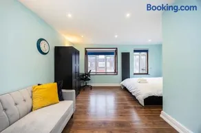 Private Garden & Parking, Suite & Rooms Thamesmead - Image 3