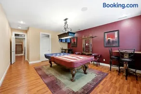 Luxury Family Estate Near PDX, Theater, Sauna & Game Room - Image 4