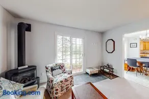 Idyllic waterfront home with furnished deck, grill, sweeping views & private W/D - Image 1