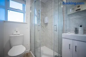 Modern Town Centre Apartment - Image 4