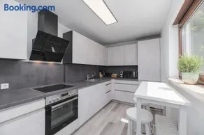 Cruwzo - Fantastic Apartment with Balcony and Parking - Image 2