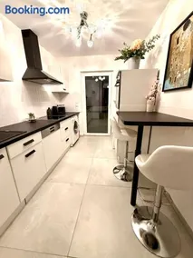 NEU Goldstadt Prestige Suite - Modern und Central - Image 1