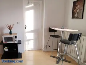 Location chambre spacieuse avec balcon et piscine - Image 2