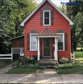 Downtown 2 Bedroom Cottage, Sleeps 6, Walking Distance to Honeywell, Downtown Restaurants, Shopping - Image 1