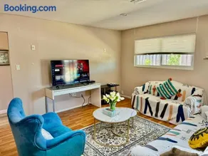 Chic Home with Expansive Backyard- duplex back unit - Image 1
